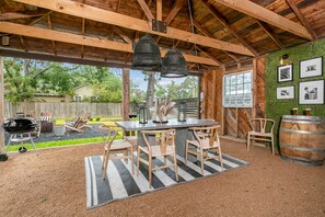 Outdoor dining - The Rosemary | Charming 2/2 | Full Kitchen | Fire Pit | Child Friendly (Fredericksburg)