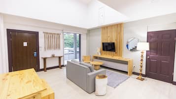 Premium Studio Suite | Living area | 40-inch Smart TV with digital channels, TV, Netflix