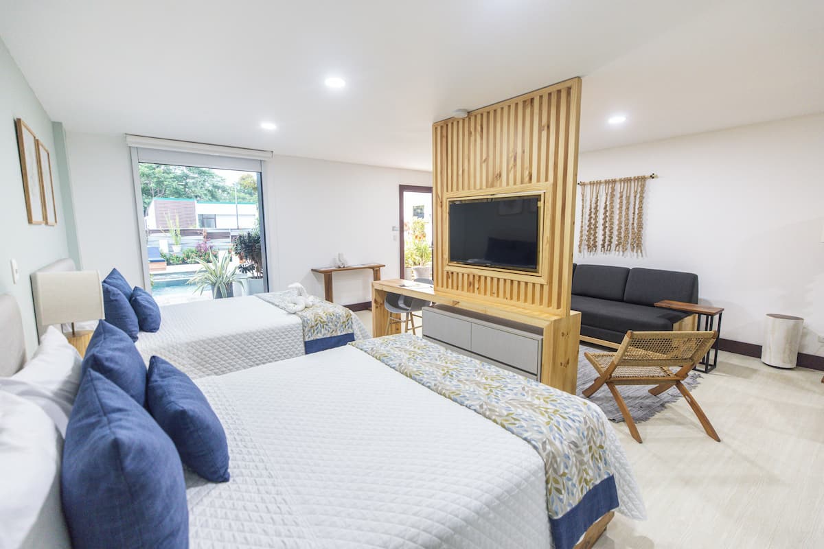 Deluxe Studio Suite, 2 Queen Beds | Bedden met traagschuimmatras, een minibar, een kluis op de kamer
