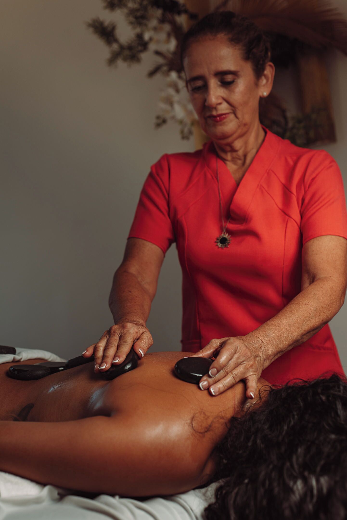Uma sessão de massagem em andamento.
