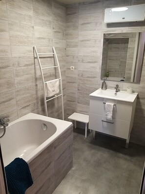Badewanne, Haartrockner, Handtücher, Seife