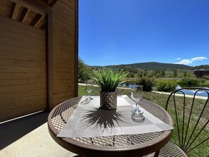 Outdoor dining - Relax, Adventure, Views, Amenities +Memories (King) (Granby)