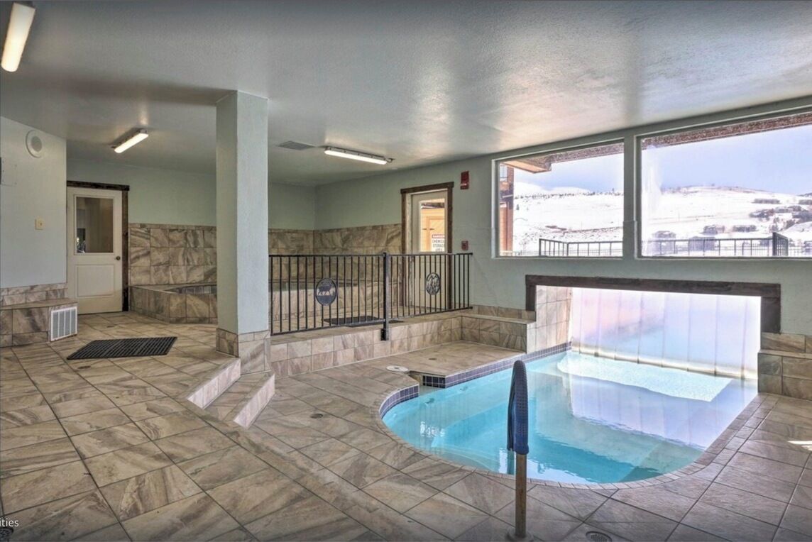 Inomhuspool och utomhuspool