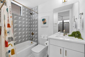 Combined shower/bathtub, hair dryer, towels