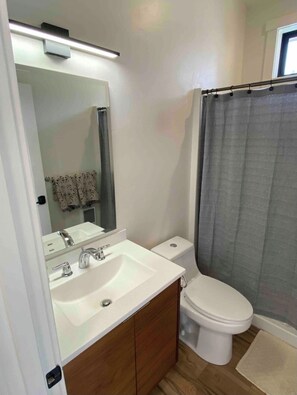 Douche, séchoir à cheveux, serviettes fournies, savon