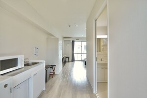 舒适客房 | 办公桌、免费 WiFi、床单