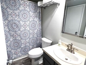 Combined shower/bathtub, hair dryer, towels - Great Price. Top Floor Courtside Villa (Seabrook Island)