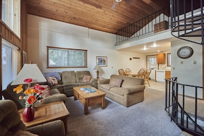 Fireplace - Big Mountain Cabin at Ptarmigan - 5min to the lifts & Whitefish Trail (Whitefish)