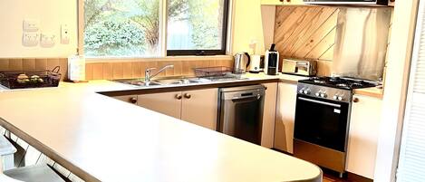 Refrigerador, microondas, horno, placa de cocina