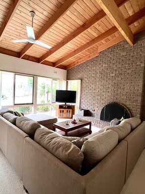 TV, fireplace, books - Spacious beach home with big back garden (Rosebud)