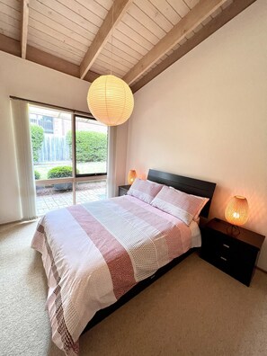 4 bedrooms, iron/ironing board, WiFi, bed sheets - Spacious beach home with big back garden (Rosebud)