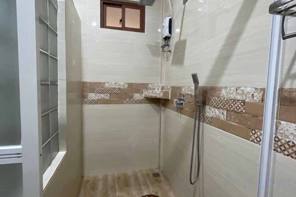 Baño | Regadera, regadera tipo lluvia, toallas 
