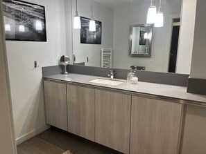 Regadera, secadora de cabello, toallas, jabón 