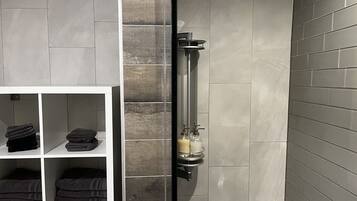 Douche, sèche-cheveux, serviettes fournies, savon