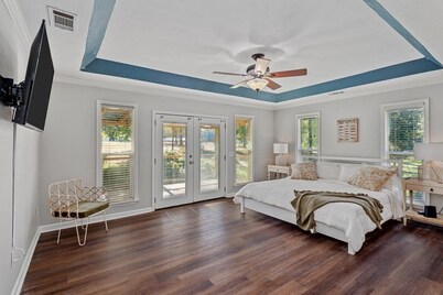 Runway Paradise: Relaxing getaway close to town