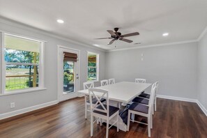 Dining - Runway Paradise: Relaxing getaway close to town (Zwolle)