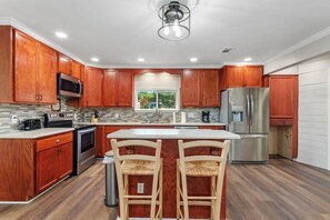 Fridge, microwave, oven, stovetop - Runway Paradise: Relaxing getaway close to town (Zwolle)