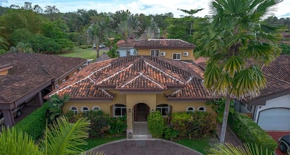 Immaculate 5 bedroom, 4 bathroom private villa with private pool