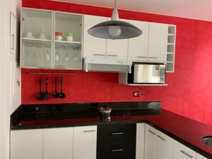 Kühlschrank, Mikrowelle, Herdplatte, Wasserkocher