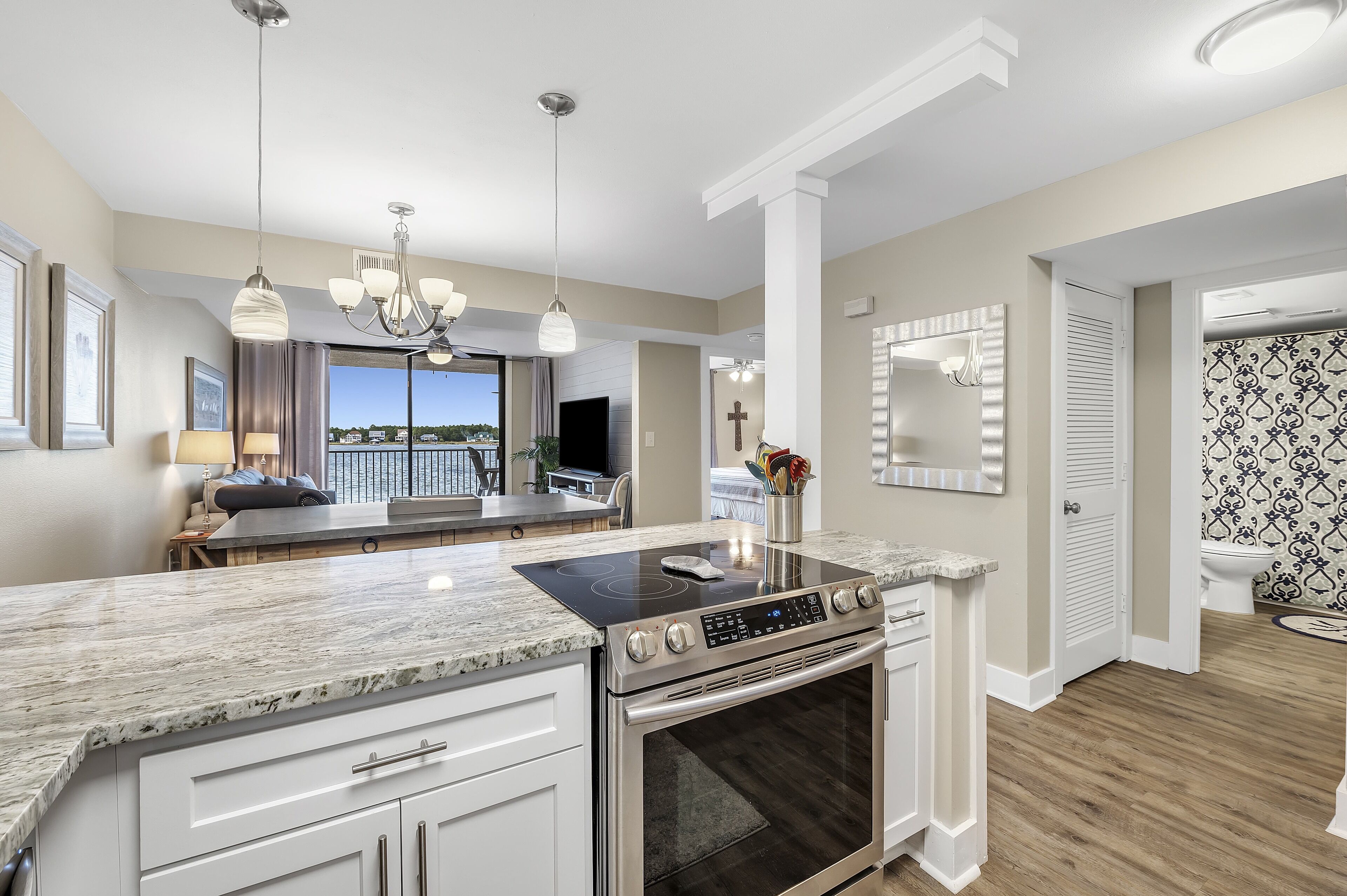 Jääkaappi, mikroaaltouuni, uuni, liesi