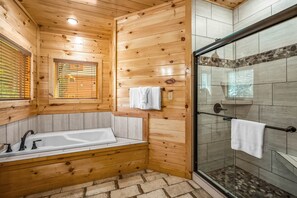 Combined shower/tub, hair dryer, towels, soap - 12 min to Dollywood! - Movie Room-Arcades-Hot Tub! (Pigeon Forge)