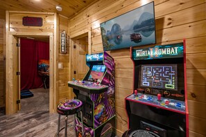 Game room - 12 min to Dollywood! - Movie Room-Arcades-Hot Tub! (Pigeon Forge)