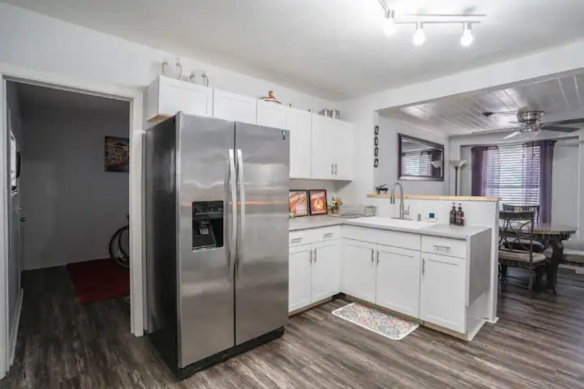 Photo 3 of --LOW HOST FEES-- Minutes to U.T. /Downtown/Domain