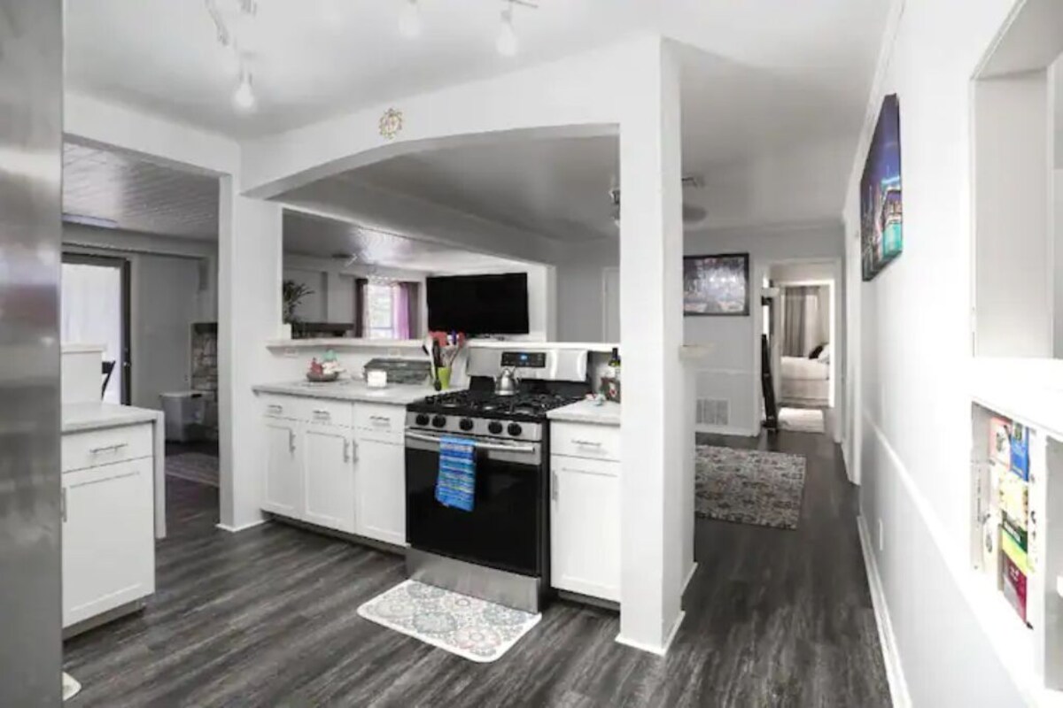 Photo 2 of --LOW HOST FEES-- Minutes to U.T. /Downtown/Domain