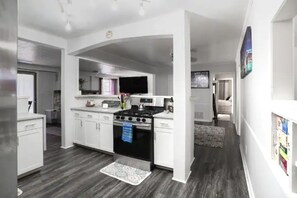 Køleskab, mikrobølgeovn, ovn, kogeplade