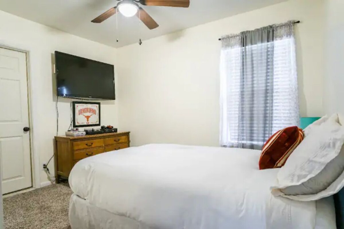 Photo 21 of --LOW HOST FEES-- Minutes to U.T. /Downtown/Domain