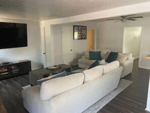 Smart TV, chimenea, videojuegos y libros 