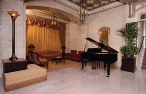 TV - The Camlin Resort Studio (Seattle)