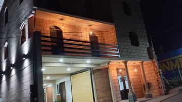 Vista frontal de la propiedad