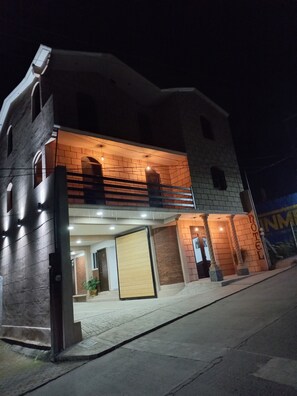 Vista frontal de la propiedad