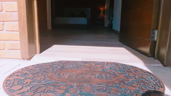 Habitación doble Confort, 2 camas matrimoniales, patio | Ropa de cama de alta calidad, edredón, muebles diferentes y escritorio