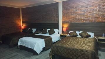 Habitación familiar | Ropa de cama de alta calidad, edredón, muebles diferentes y escritorio