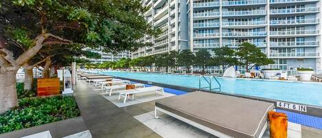 Alberca al aire libre y alberca climatizada