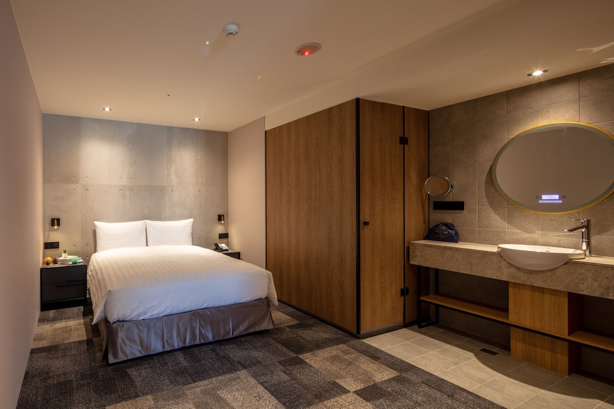 Deluxe suite, balkon | 1 slaapkamer, een minibar, een kluis op de kamer, een bureau