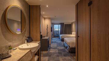 Deluxe Quadruple Room | Bathroom | Shower, hair dryer, slippers, bidet