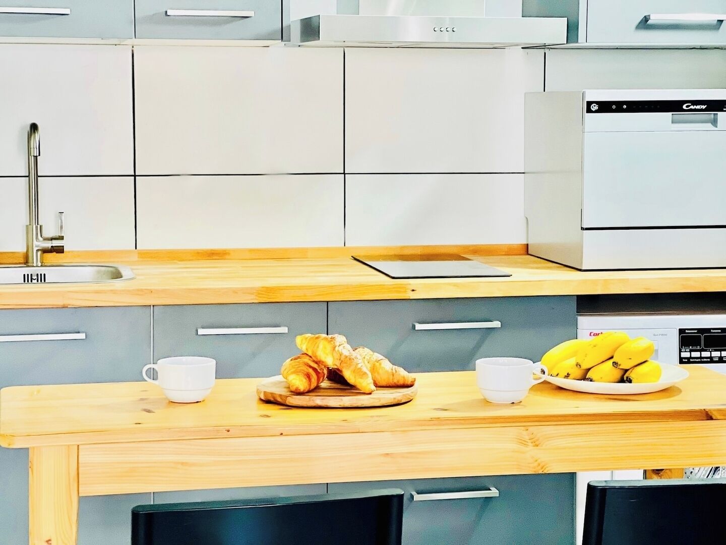 Een koelkast, een magnetron, een kookplaat, een vaatwasser