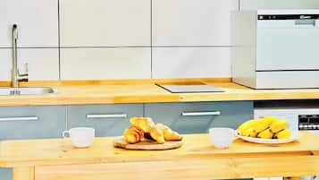 Een koelkast, een magnetron, een kookplaat, een vaatwasser