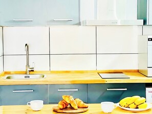 Fridge, microwave, stovetop, dishwasher
