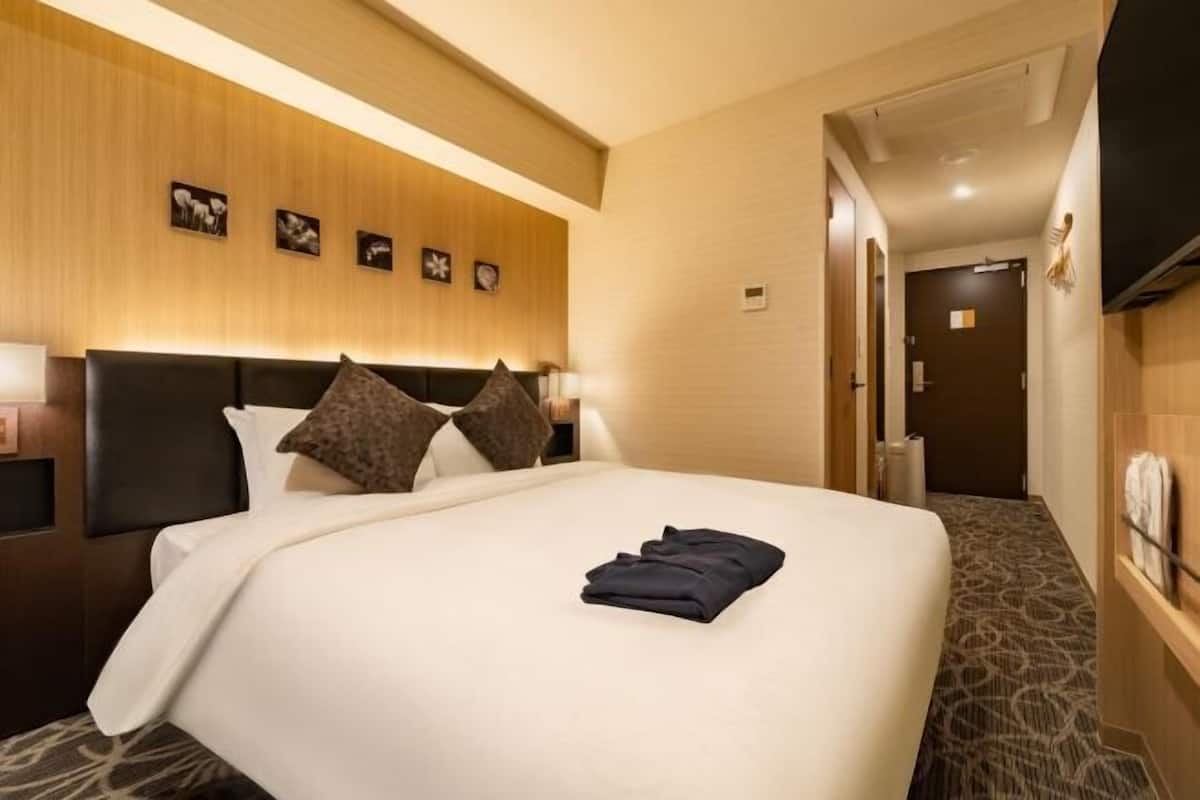 Down duvets, in-room safe, blackout curtains, soundproofing