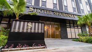 The exterior of Hotel Shuranza Makuhari Bay, featuring a modern facade, large glass entrance, and surrounding greenery. - HOTEL SHURANZA MAKUHARI BAY (Chiba)