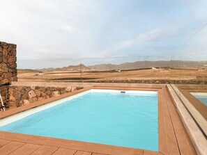 Unclassified image, 2 of 30, button