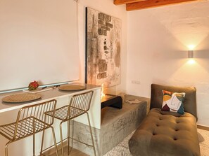 Unclassified image, 4 of 30, button