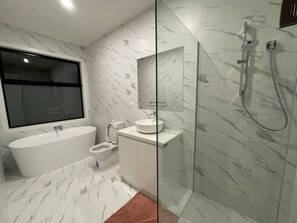 Baignoire, sèche-cheveux, peignoirs, chaussons