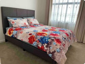 6 bedrooms, desk, soundproofing, iron/ironing board - ‘The bayside’ Beautifully brand new house - 3 minutes from the beach (Mentone)