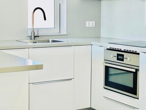 Een koelkast, een microgolfoven, een oven, een kookplaat