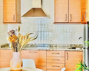 Réfrigérateur, plaque de cuisson, cafetière/bouilloire, grille-pain